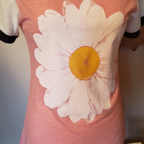Daisy print tee with vintage neck & sleeve detail - Picture 2 of 3